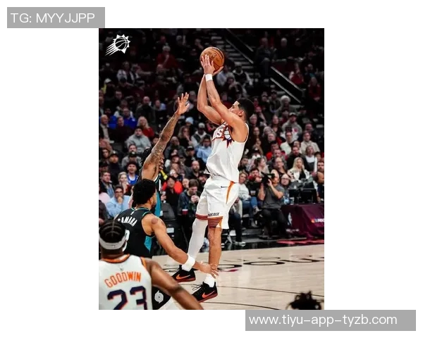 布克上半场表现出色17分钟内高效贡献13分5助攻2抢断助力球队攻防两端 布克上半场表现出色17分钟内高效贡献13分5助攻2抢断助力球队攻防两端