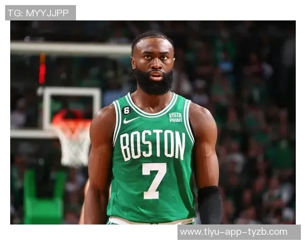 杰伦布朗半场状态低迷14投仅3中仅得7分6板3助失误2次表现不佳