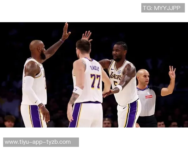 詹姆斯赞球队战术艾顿多面手能力出众可助攻掩护